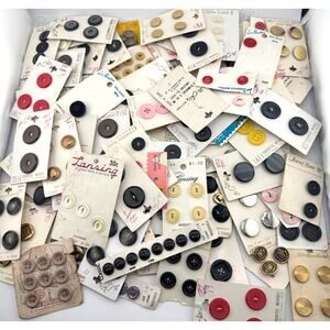 Lot of Assorted Vintage Buttons With Packaging Le Chic Lansing Etc‎